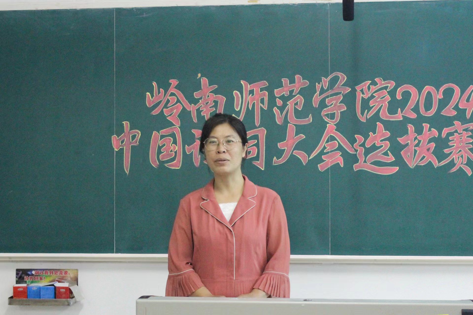 陈晓清老师点评比赛(吴茂靖 摄).jpg 陈晓清老师点评比赛(吴茂靖 摄).jpg