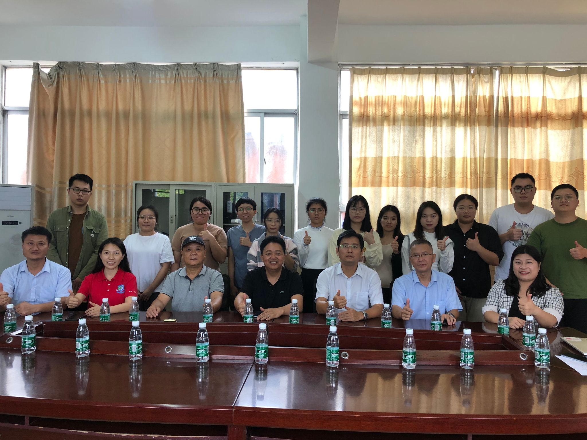 与阳东青领实验学校领导和实习生合影.jpg 与阳东青领实验学校领导和实习生合影.jpg