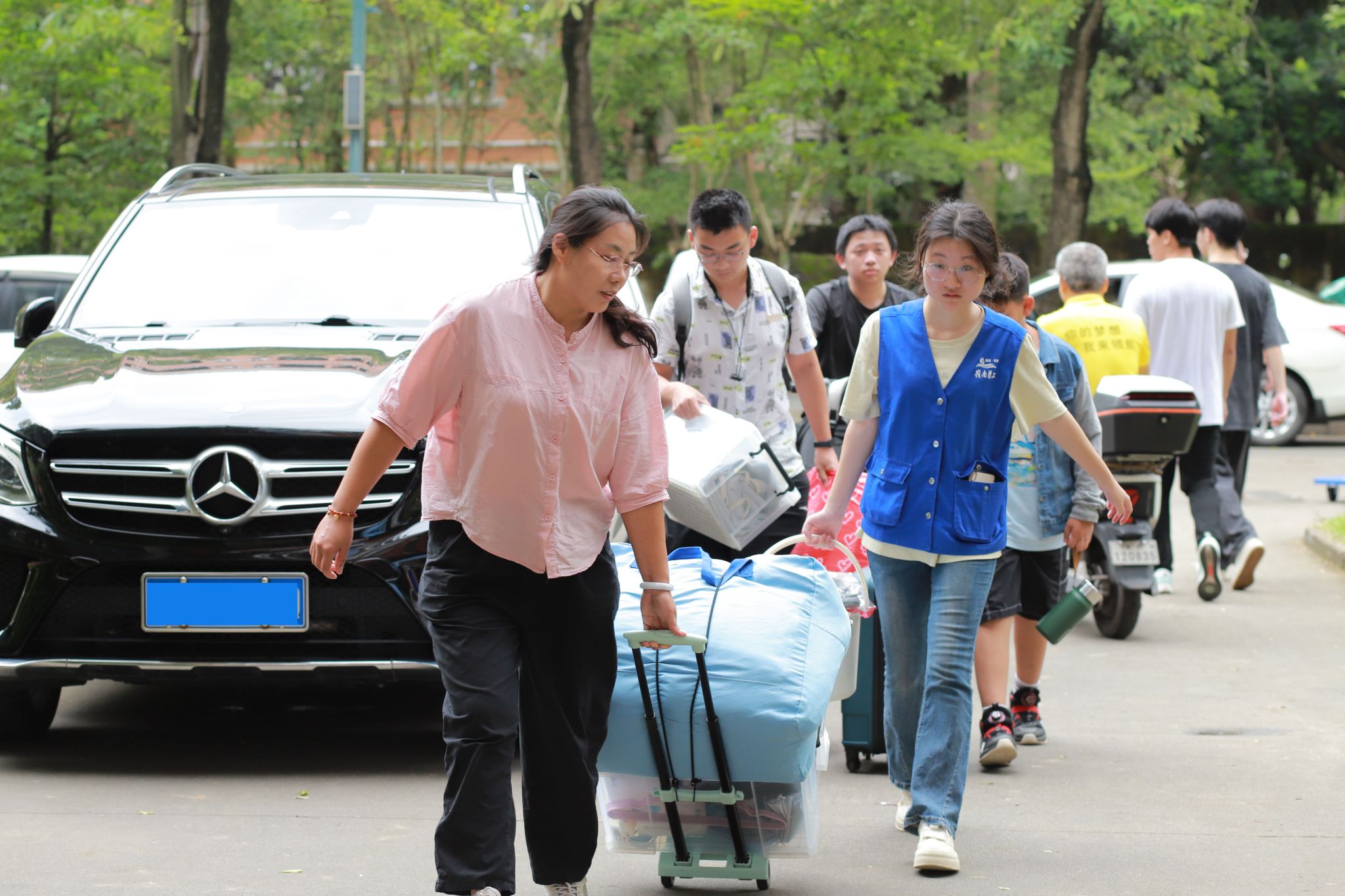 12志愿者协助新生报到-祖悦然摄.jpg