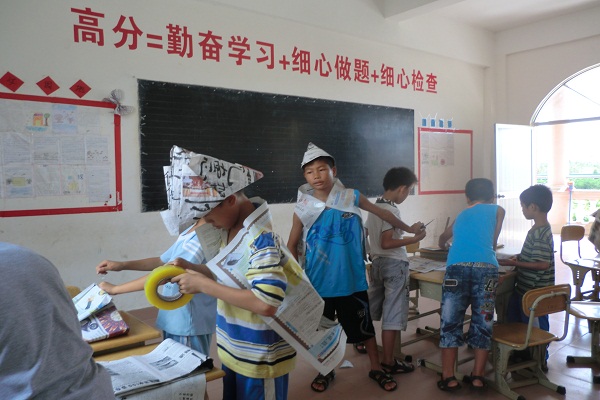 学生们在试穿衣服