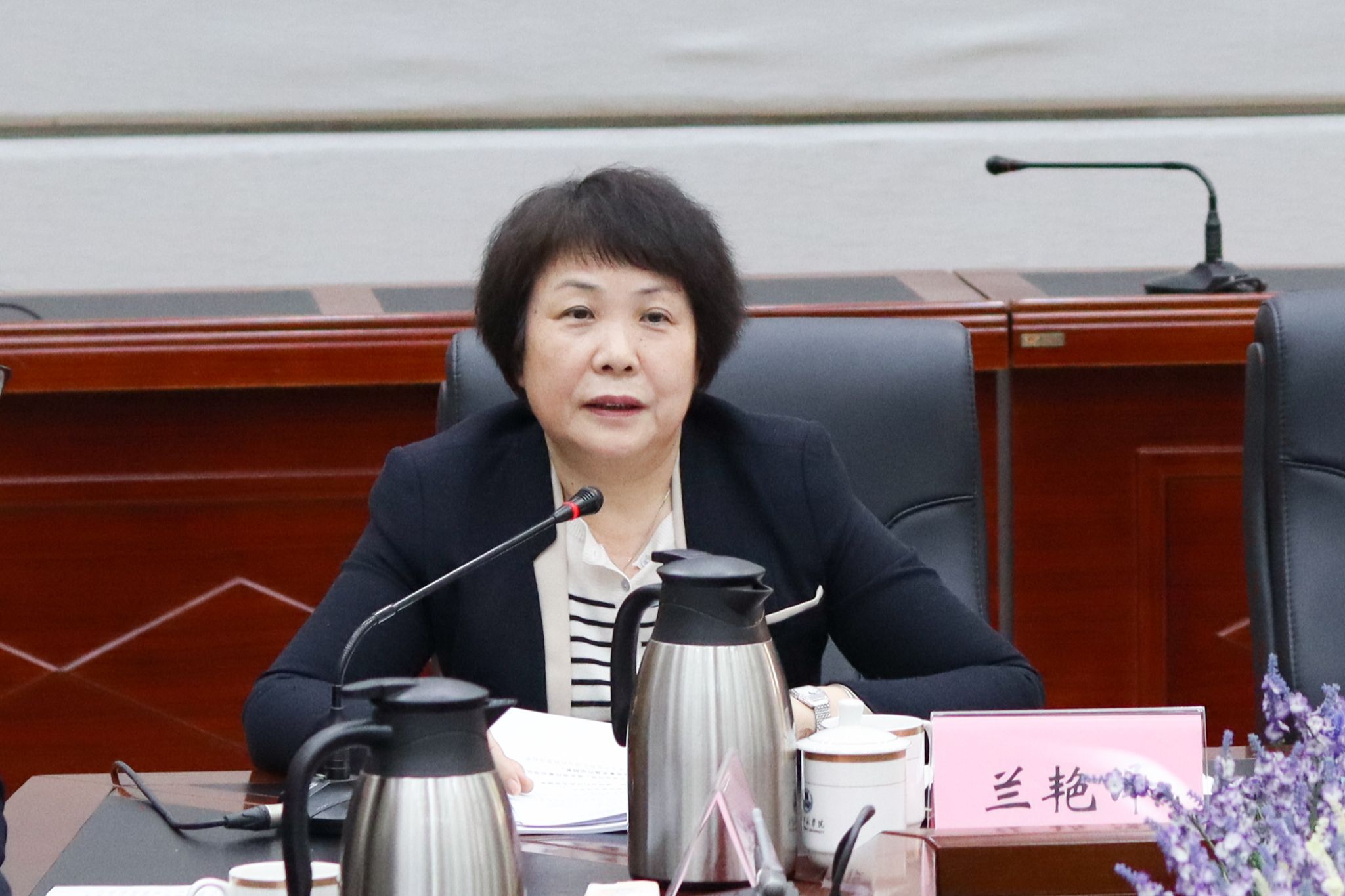 2 学校党委书记兰艳泽代表学校党委常委会向全委会作报告 麦善音摄.jpg