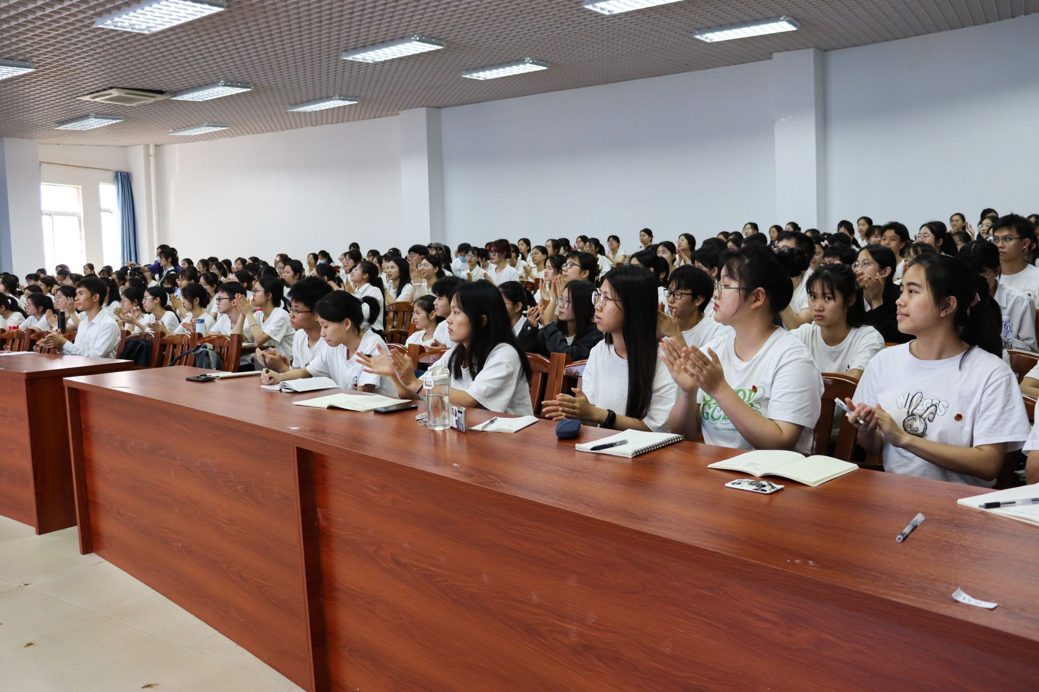 入党积极分子认真听讲（曾子瑛 摄）.jpg