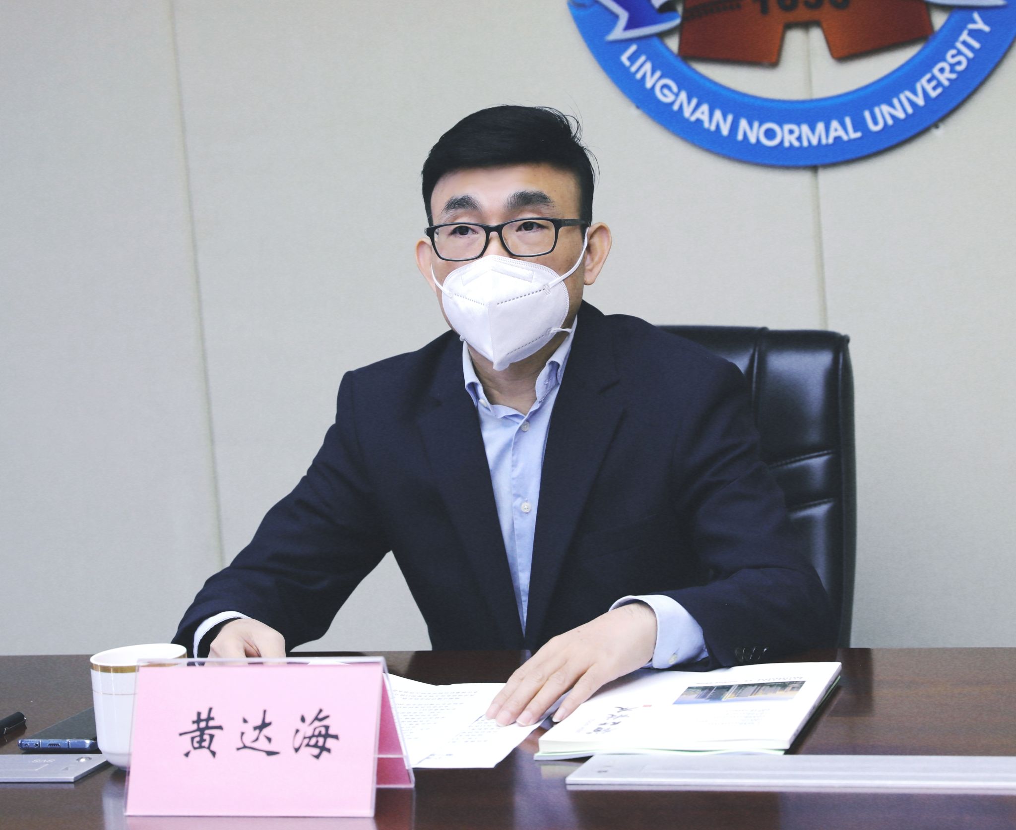 2.学校党委副书记黄达海主持理事会议.jpg