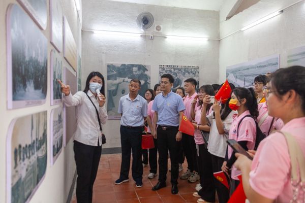 书记、老师和同学们听讲解 谭嘉智摄 (2).jpg 书记、老师和同学们听讲解 谭嘉智摄 (2).jpg