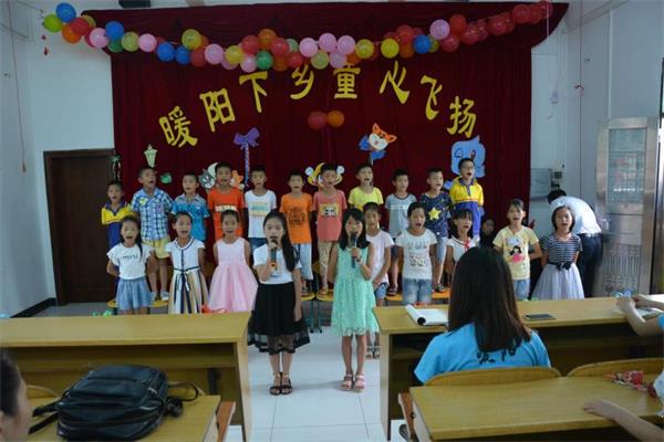 学生朗诵《明月几时有》