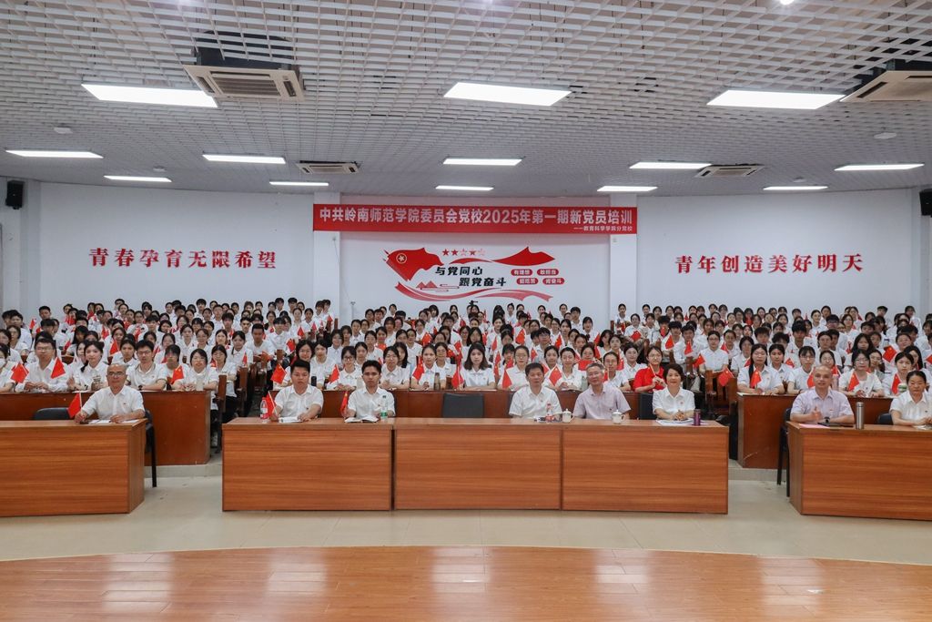 合影留念(易柏宇摄).jpg 合影留念(易柏宇摄).jpg