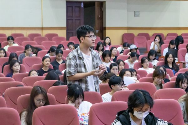 学生提问.jpg 学生提问.jpg