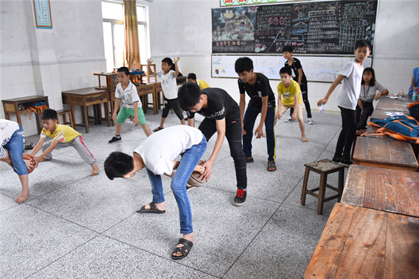 学生正激烈地进行传球