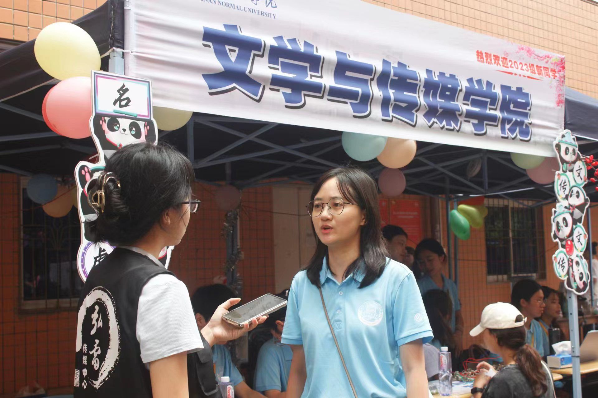 记者采访林苏红老师(董婕妤 摄).jpg 记者采访林苏红老师(董婕妤 摄).jpg