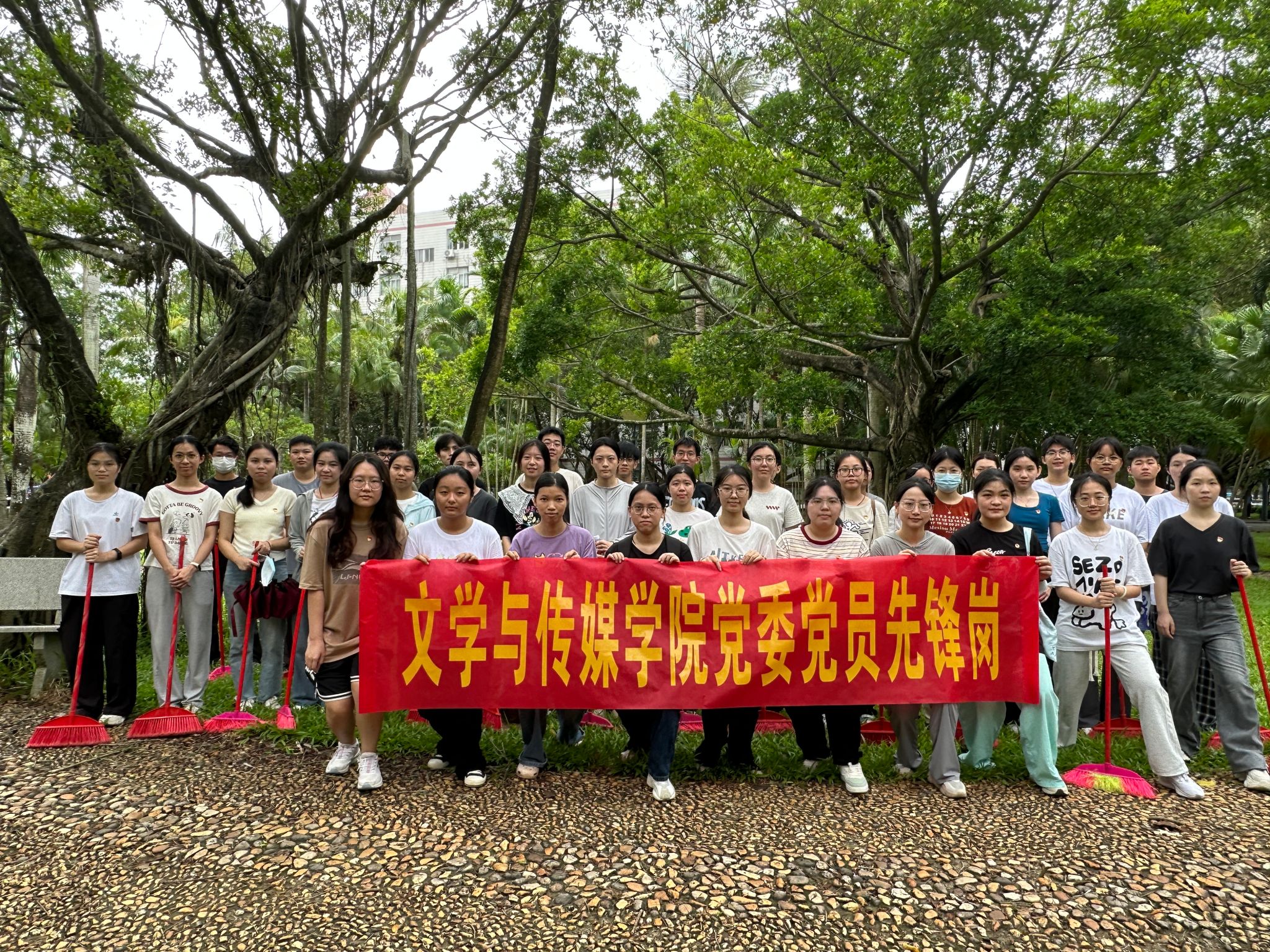 学院党员开展台风灾后清洁校园行动.jpg 学院党员开展台风灾后清洁校园行动.jpg