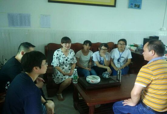 两位老师在与校长交流