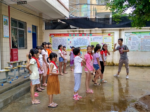 排好朗诵的队形后，“曦阳”实践队的队员、给孩子们讲朗诵的技巧