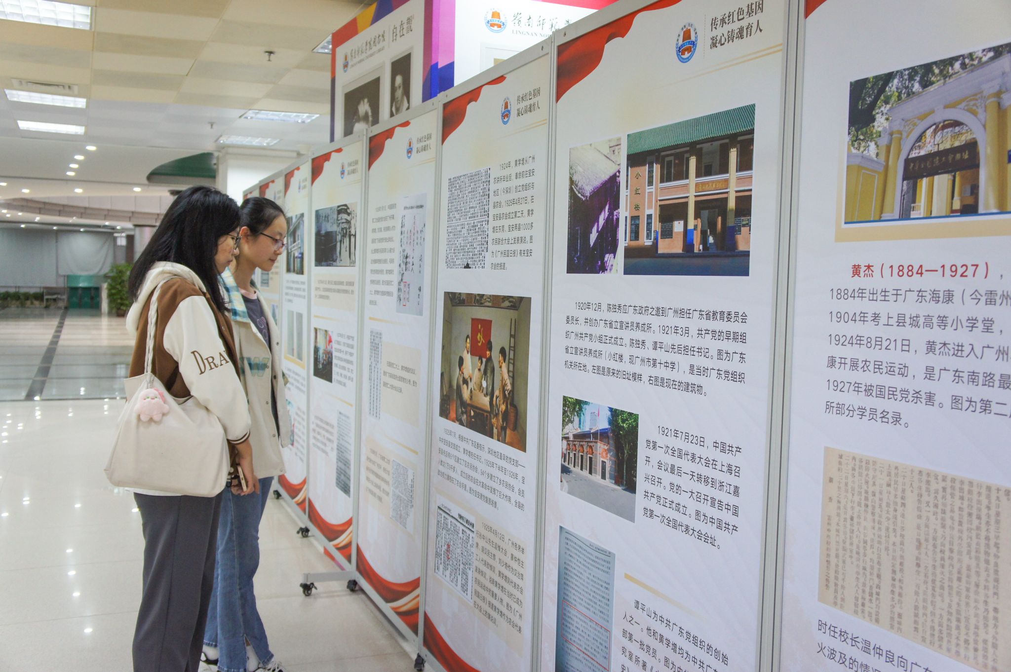 陈香媚摄同学看展 (5).jpg