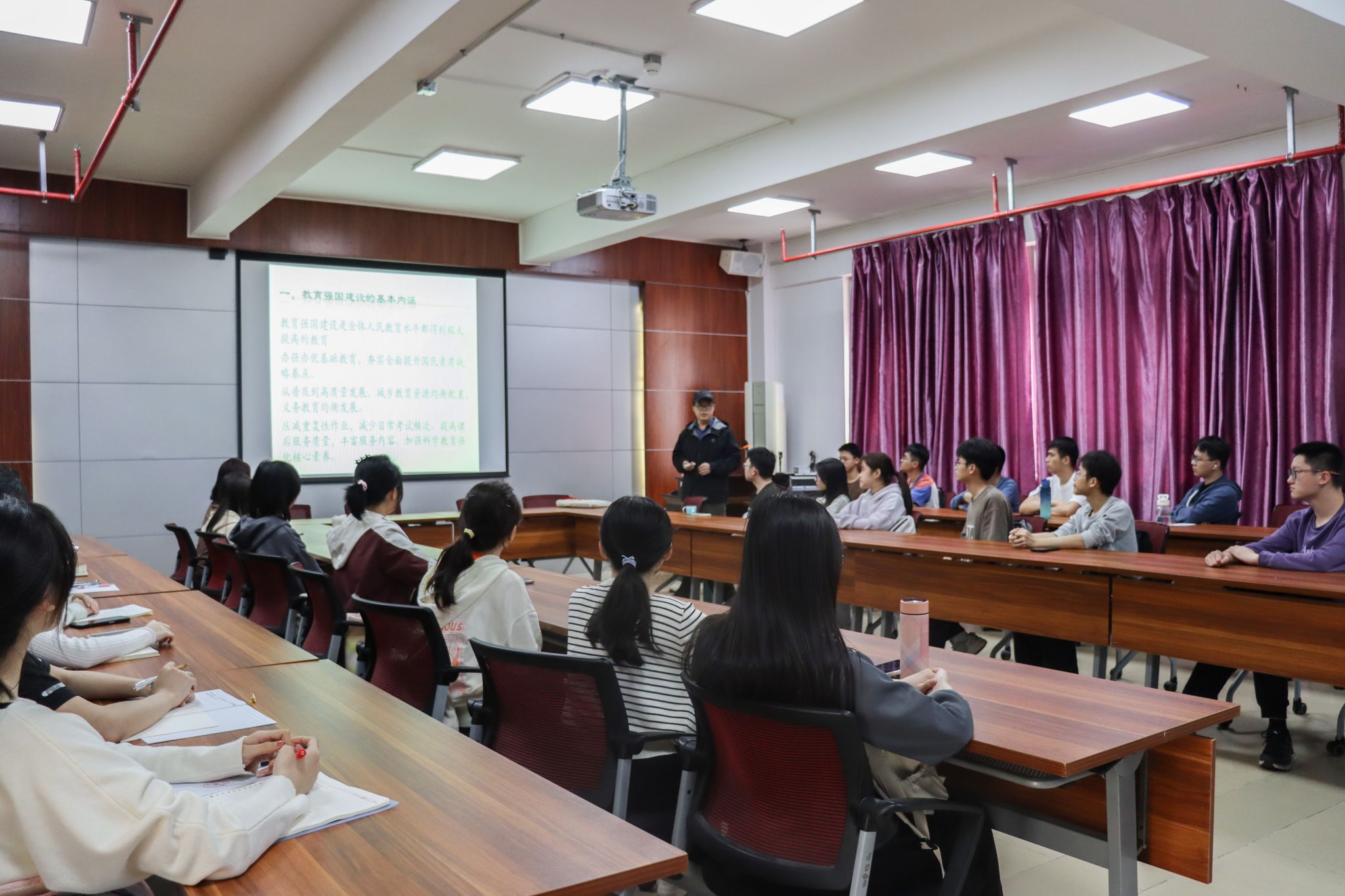 会议现场3(易柏宇摄).JPG 会议现场3(易柏宇摄).JPG