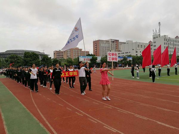 方阵走过主席台