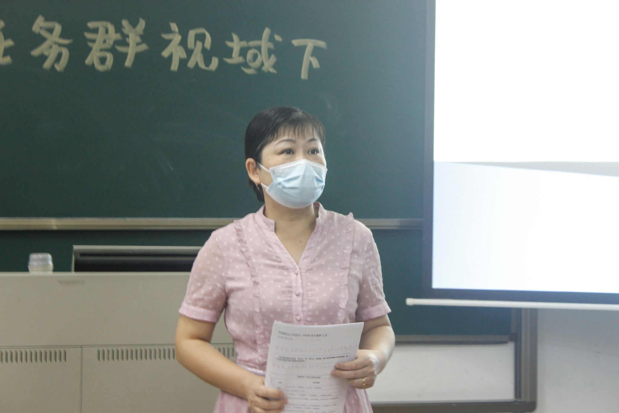 罗黎丽老师讲话（董婕妤 摄）.jpg