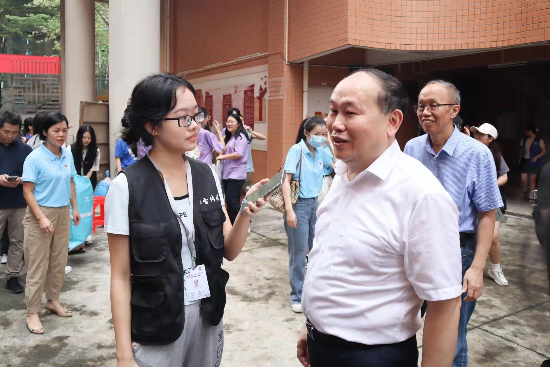 阳爱民校长莅临检查迎新工作(程萱 摄).jpg 阳爱民校长莅临检查迎新工作(程萱 摄).jpg