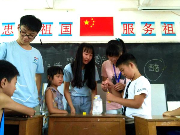 学生动手