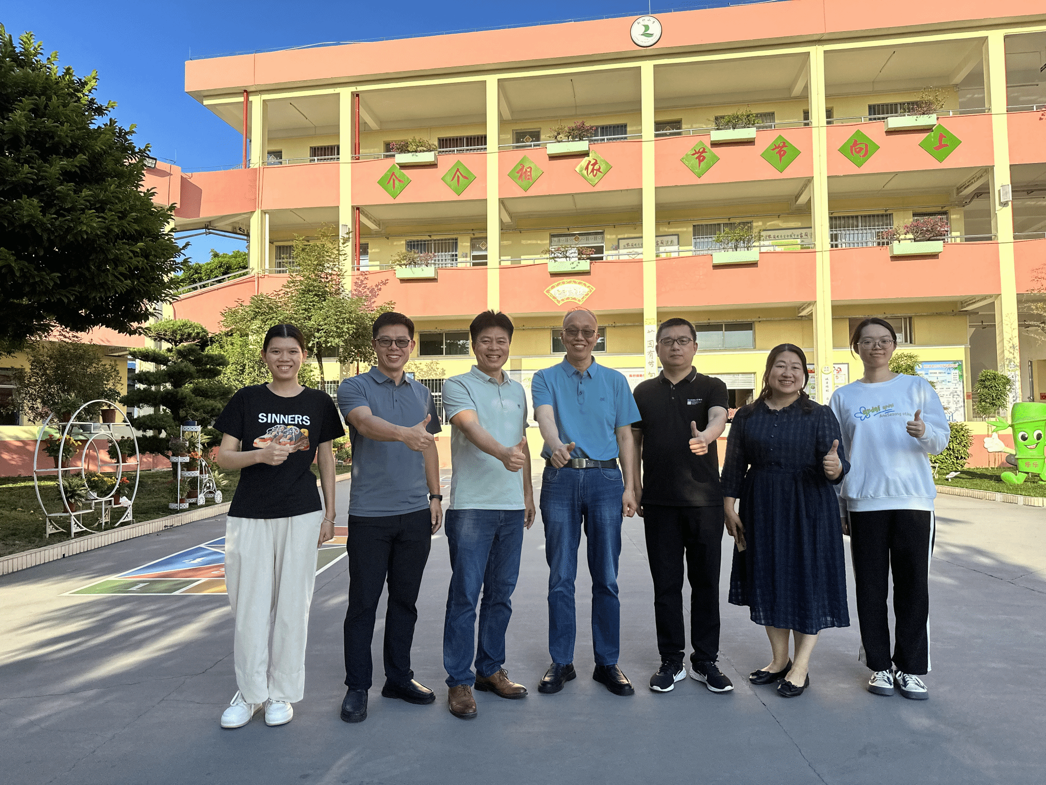 与勒竹小学部分实习生合影.png 与勒竹小学部分实习生合影.png