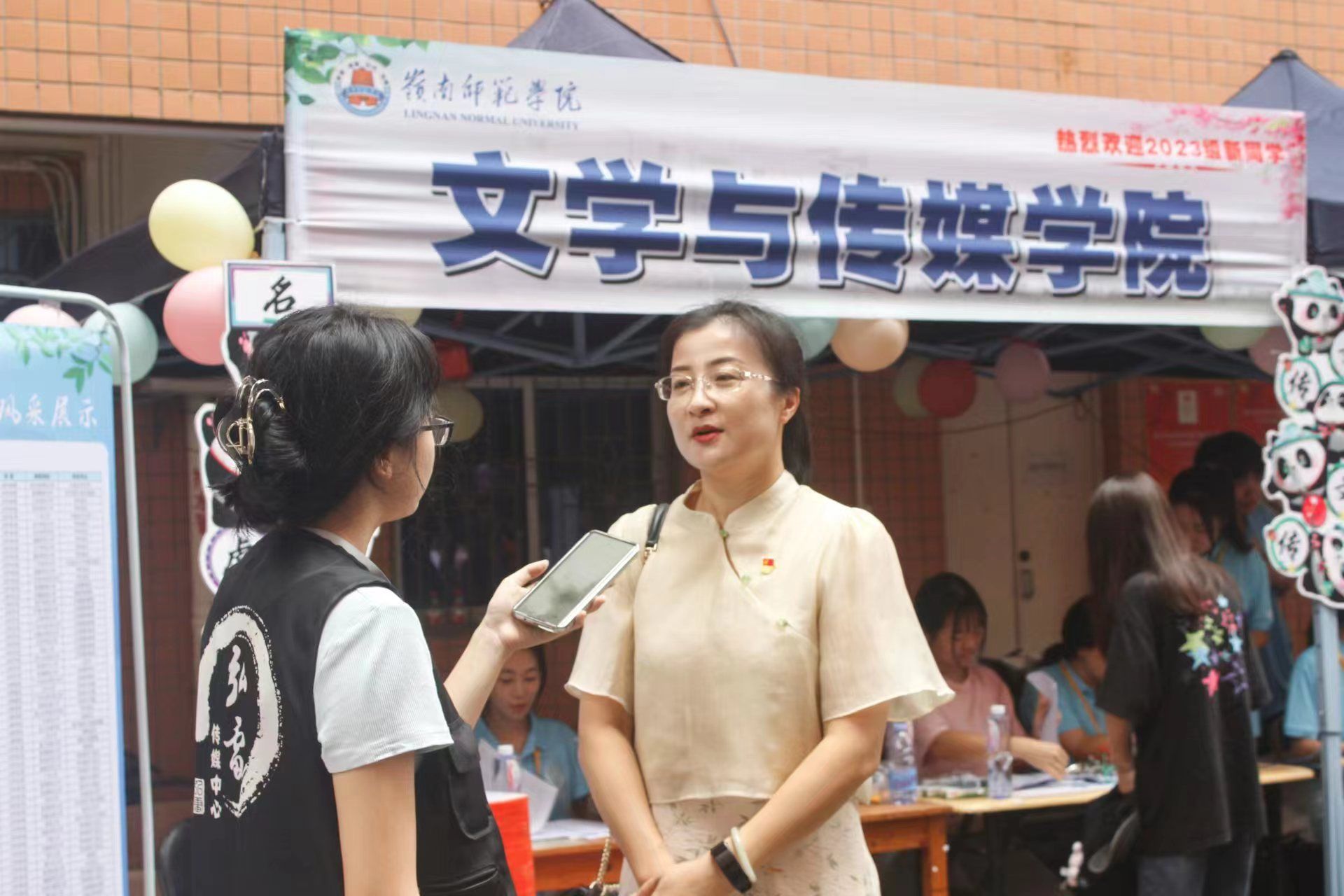 记者采访陈凯珍书记(董婕妤 摄).jpg 记者采访陈凯珍书记(董婕妤 摄).jpg