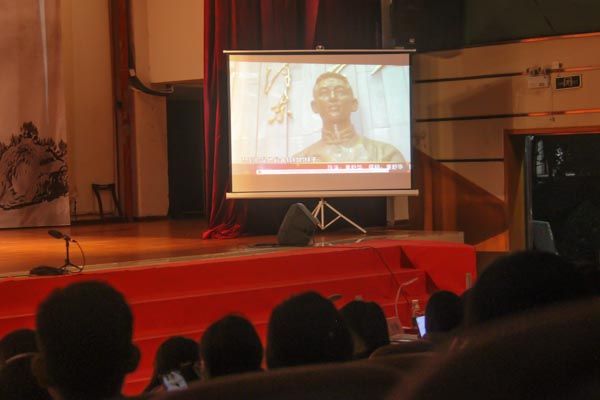 师生共同观看纪录片.jpg 师生共同观看纪录片.jpg