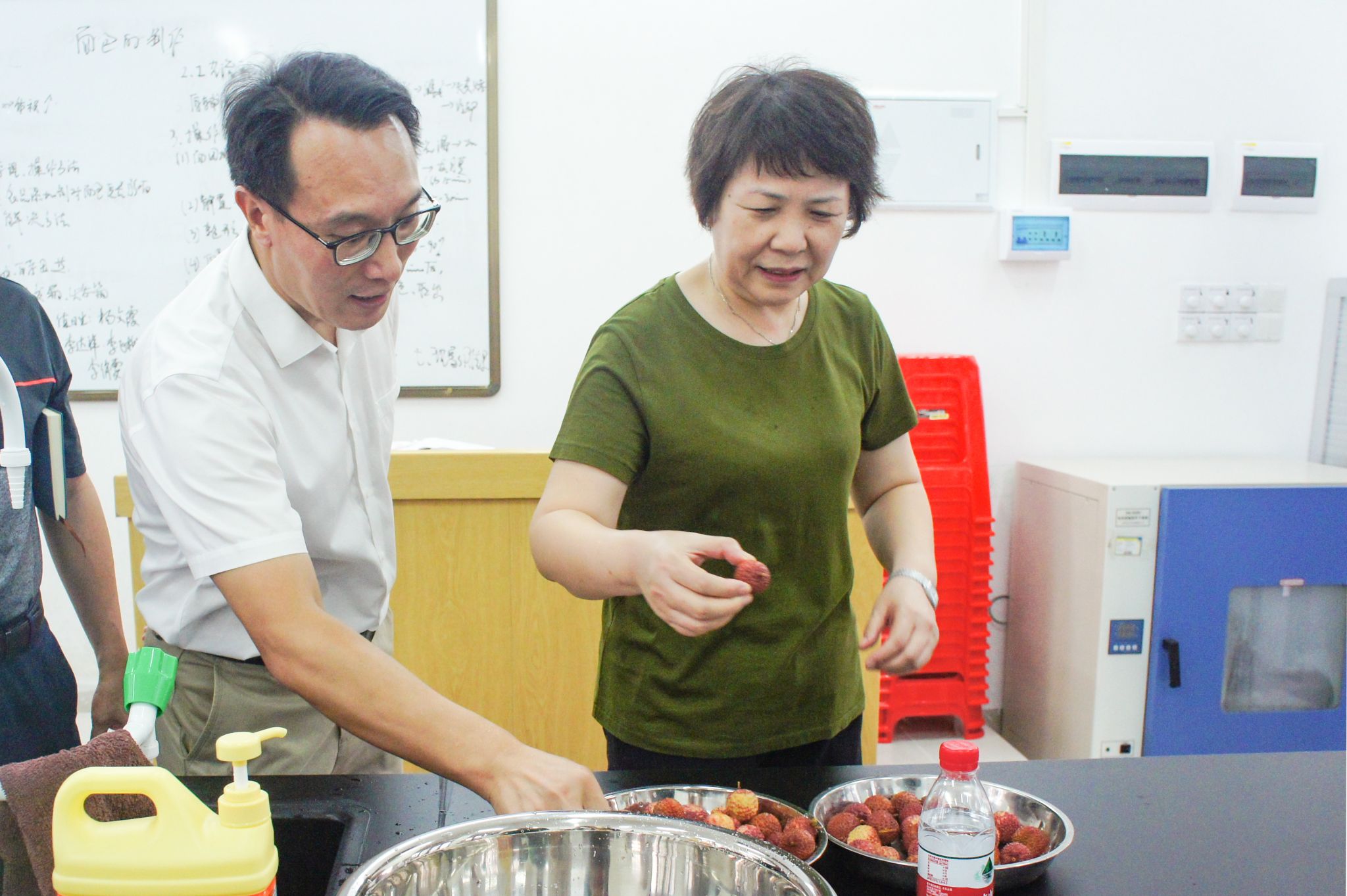 陈香媚摄食品院实验楼 (1).jpg 陈香媚摄食品院实验楼 (1).jpg