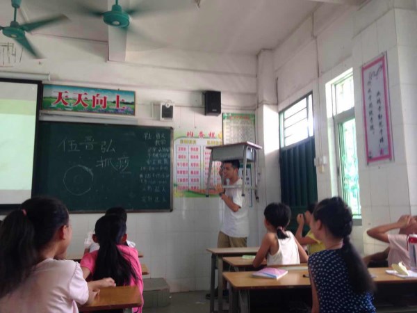 伍老师在上安全教育课