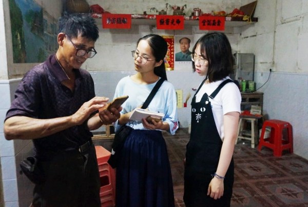 “梦·相随”社会实践队队员访问林亚土（李旖摄）