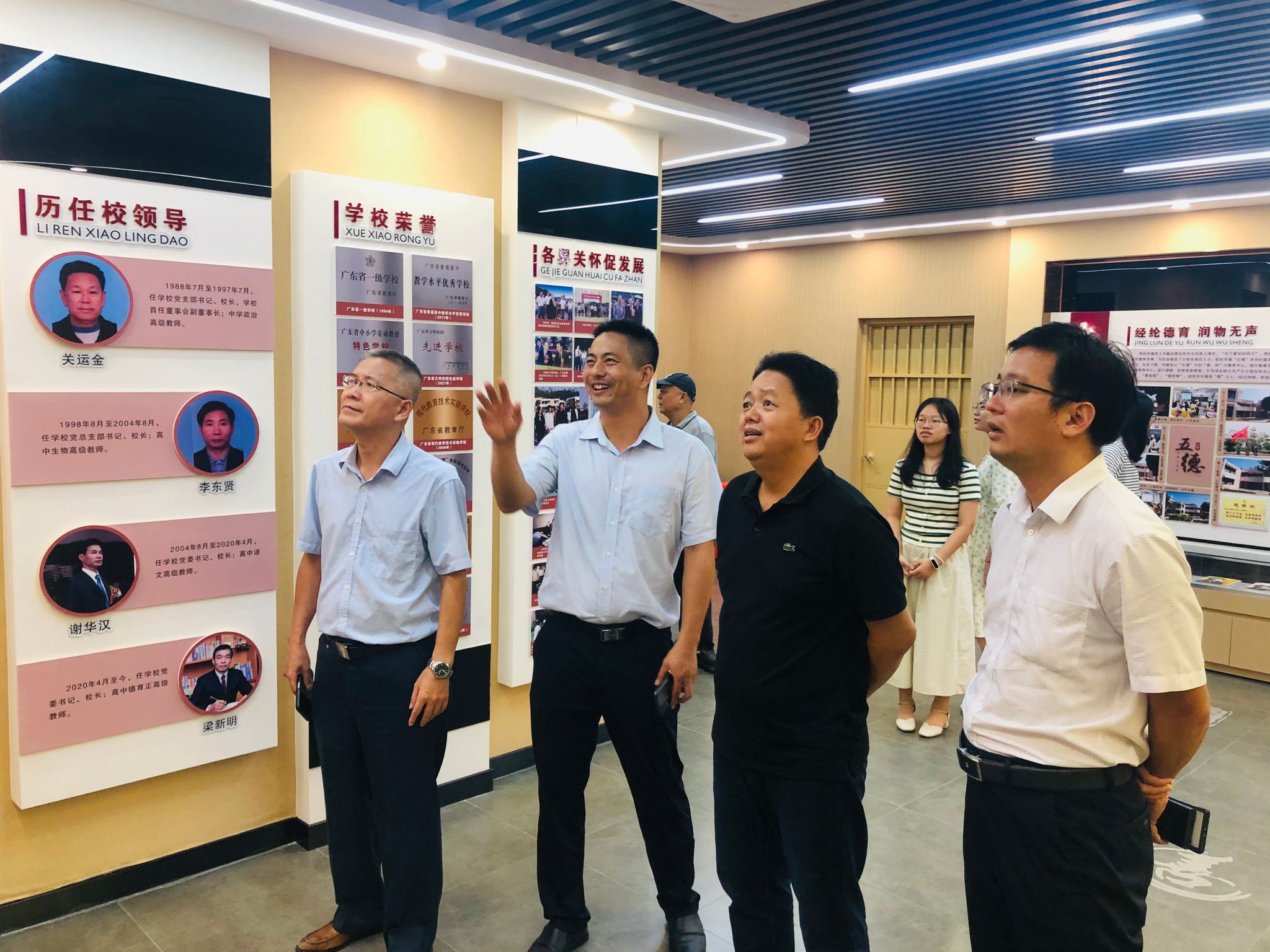 参观新会陈经纶中学校史展览馆.jpg 参观新会陈经纶中学校史展览馆.jpg