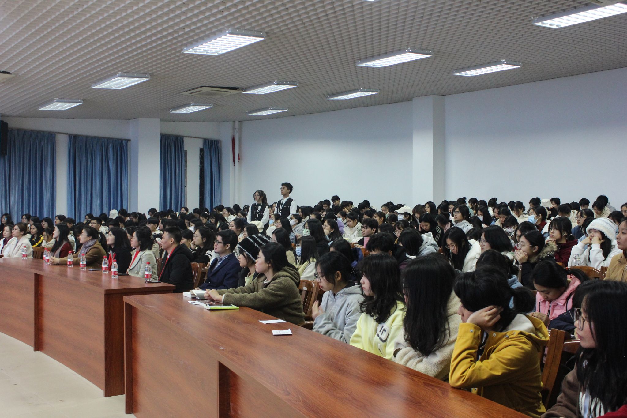 讲座现场1.jpg 讲座现场1.jpg