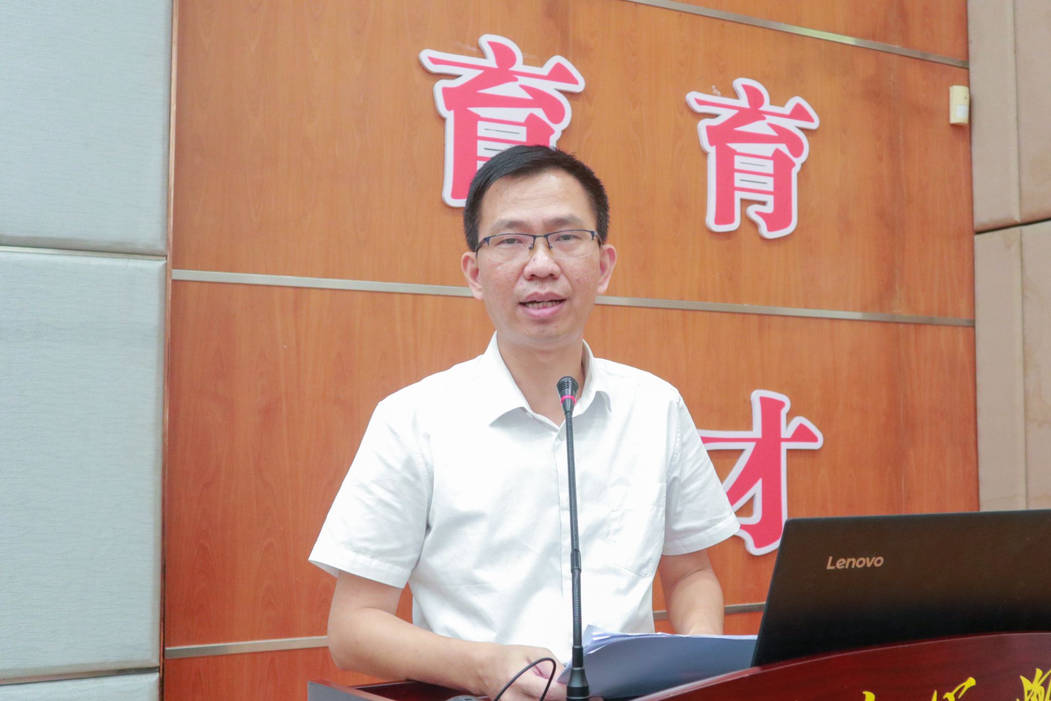 刘灵楸摄 (19)刘锴栋院长特写.jpg