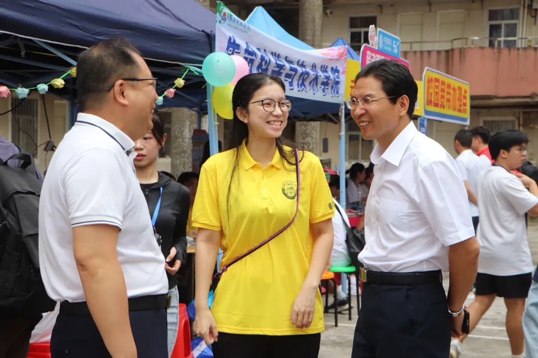 5党委副书记林晓敏走访迎新现场.jpg