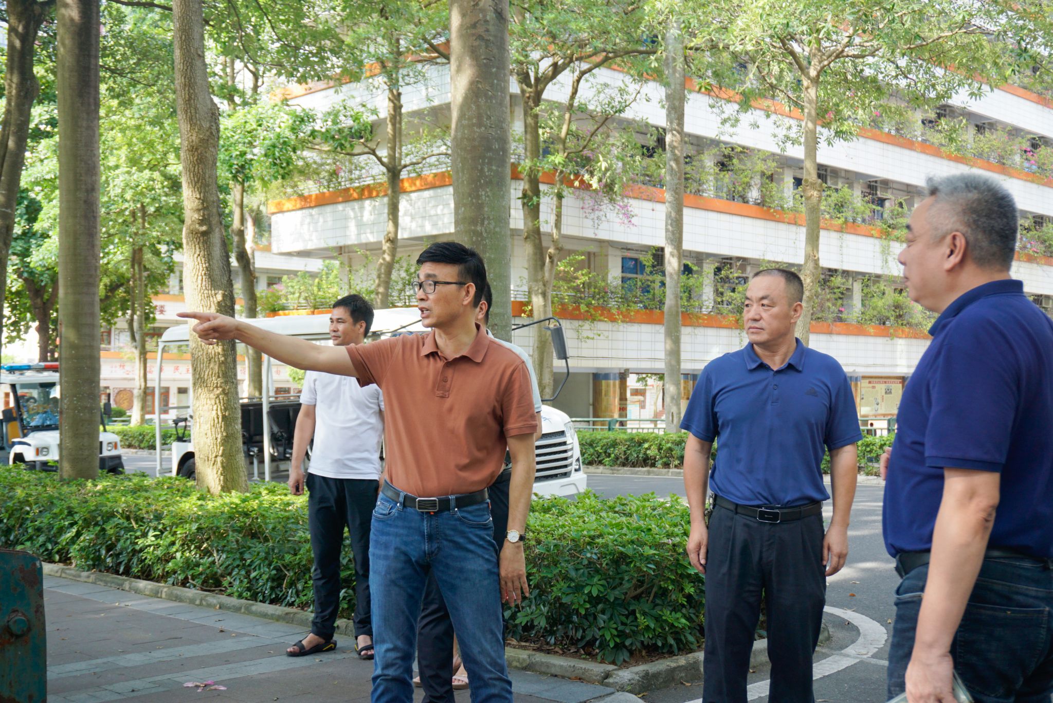 陈堞欣摄(2)黄达海副书记停车场巡查.jpg
