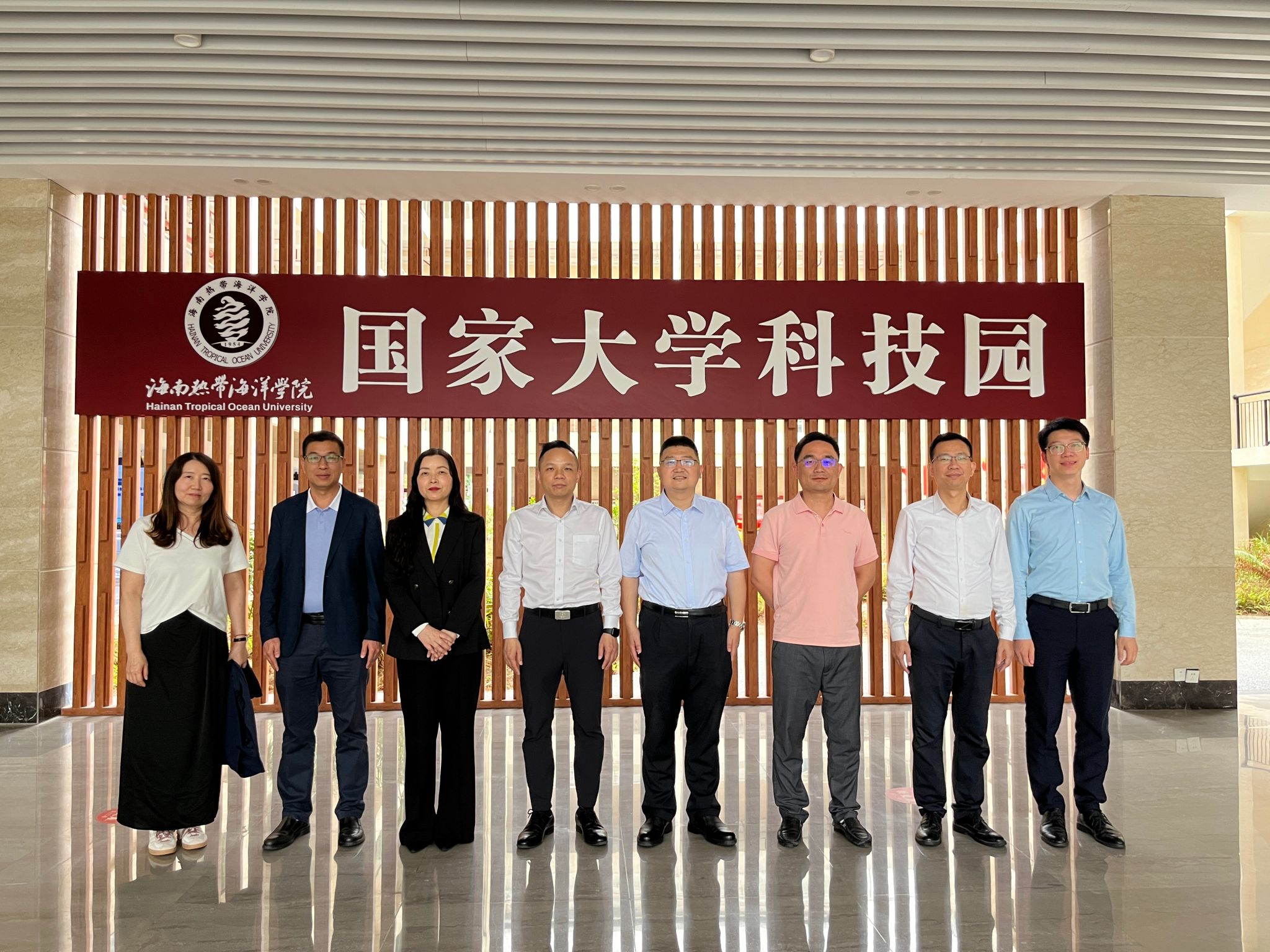 在海南热带海洋学院国家大学科技园合影.jpg 在海南热带海洋学院国家大学科技园合影.jpg