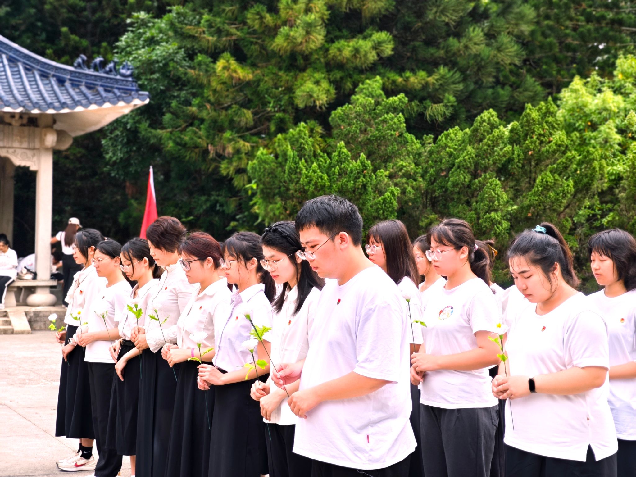 学生默哀.jpg 学生默哀.jpg