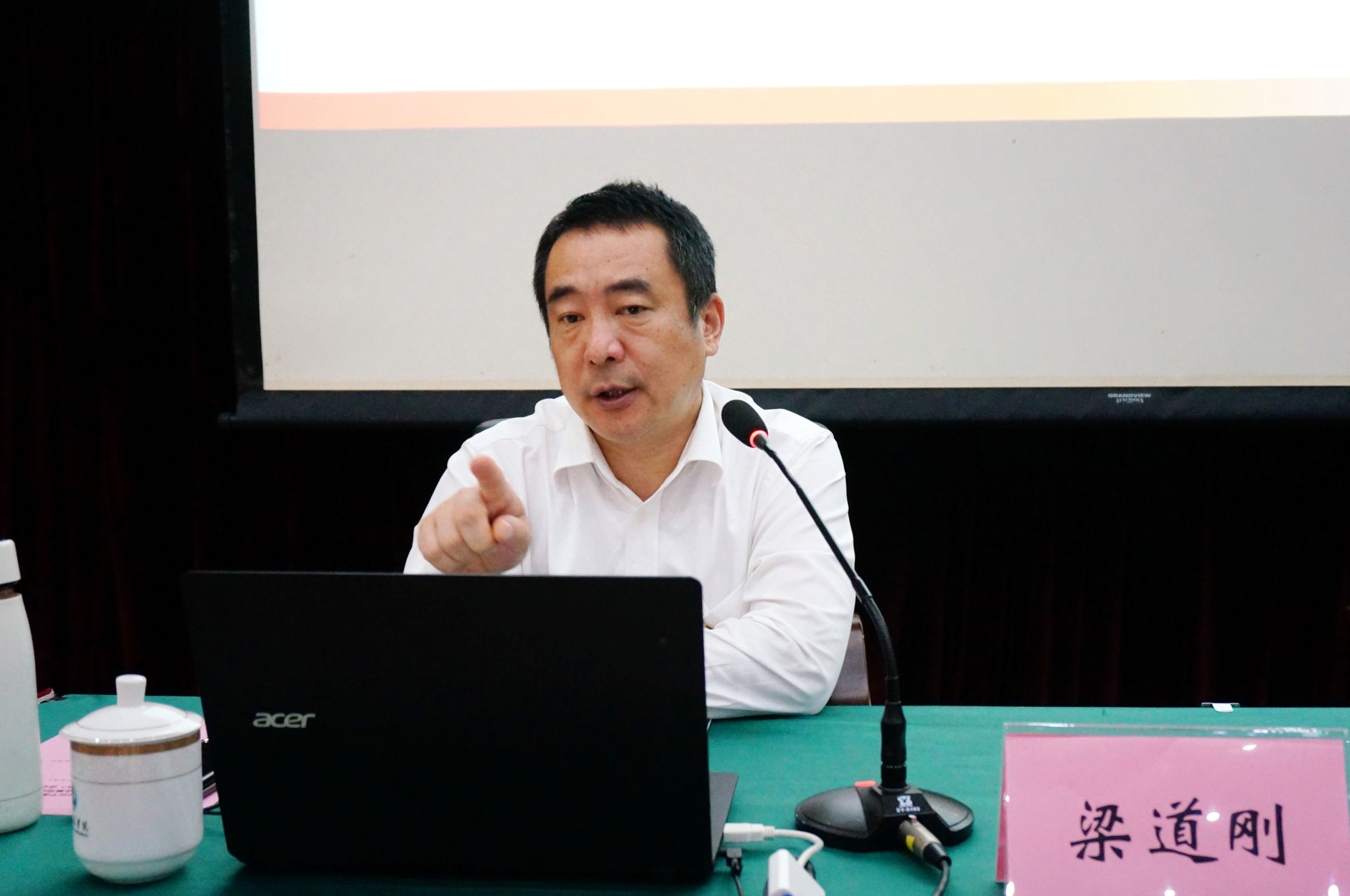 苏余奋摄 (2)梁老师特写.jpg 苏余奋摄 (2)梁老师特写.jpg