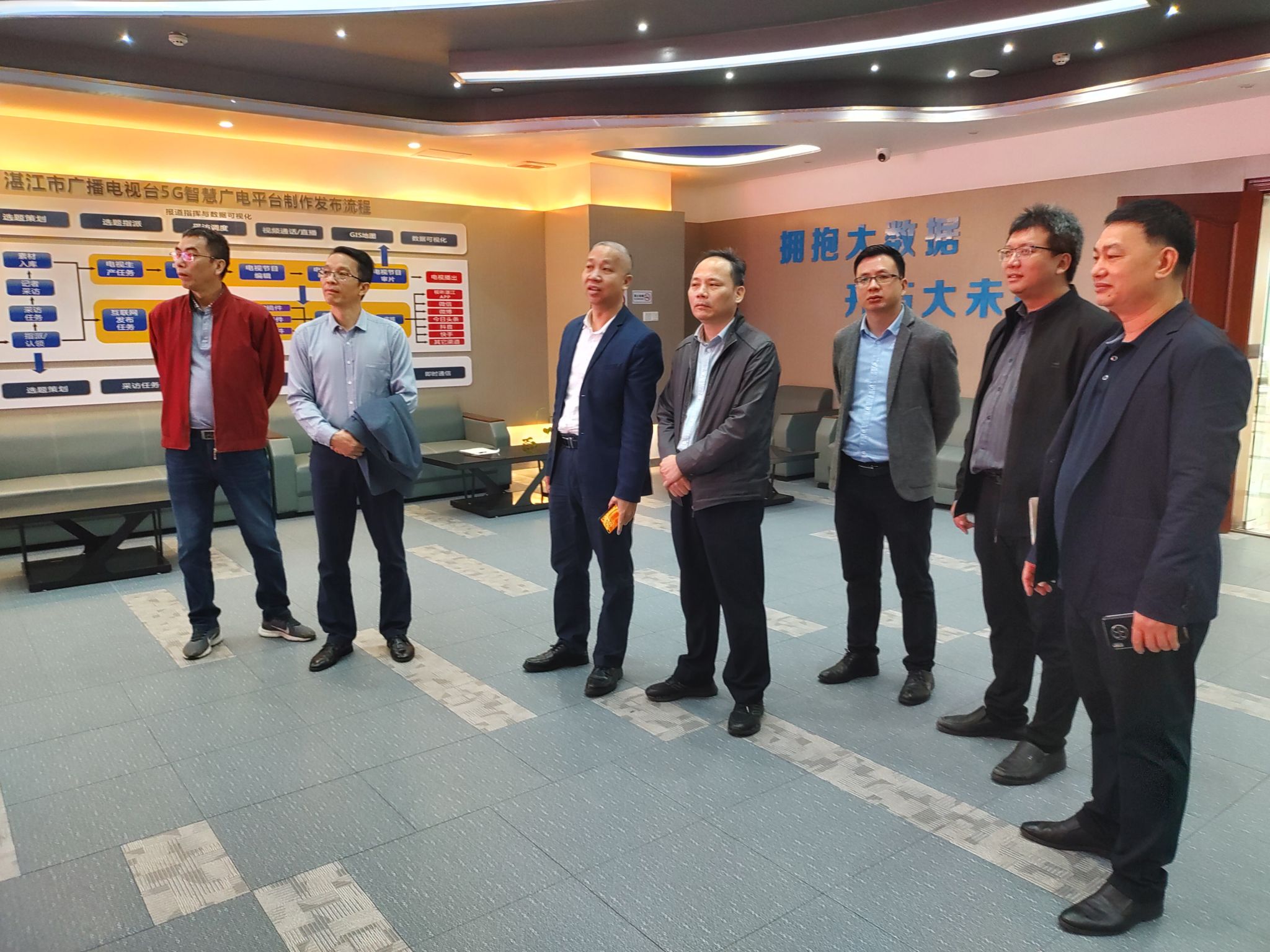 图1-1参观现场.jpg 图1-1参观现场.jpg