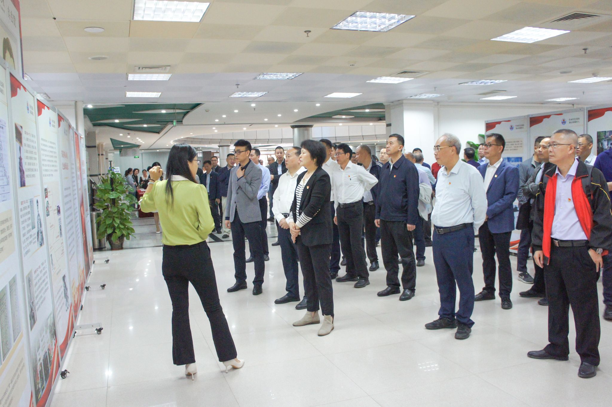 陈香媚摄领导看展 (1).jpg