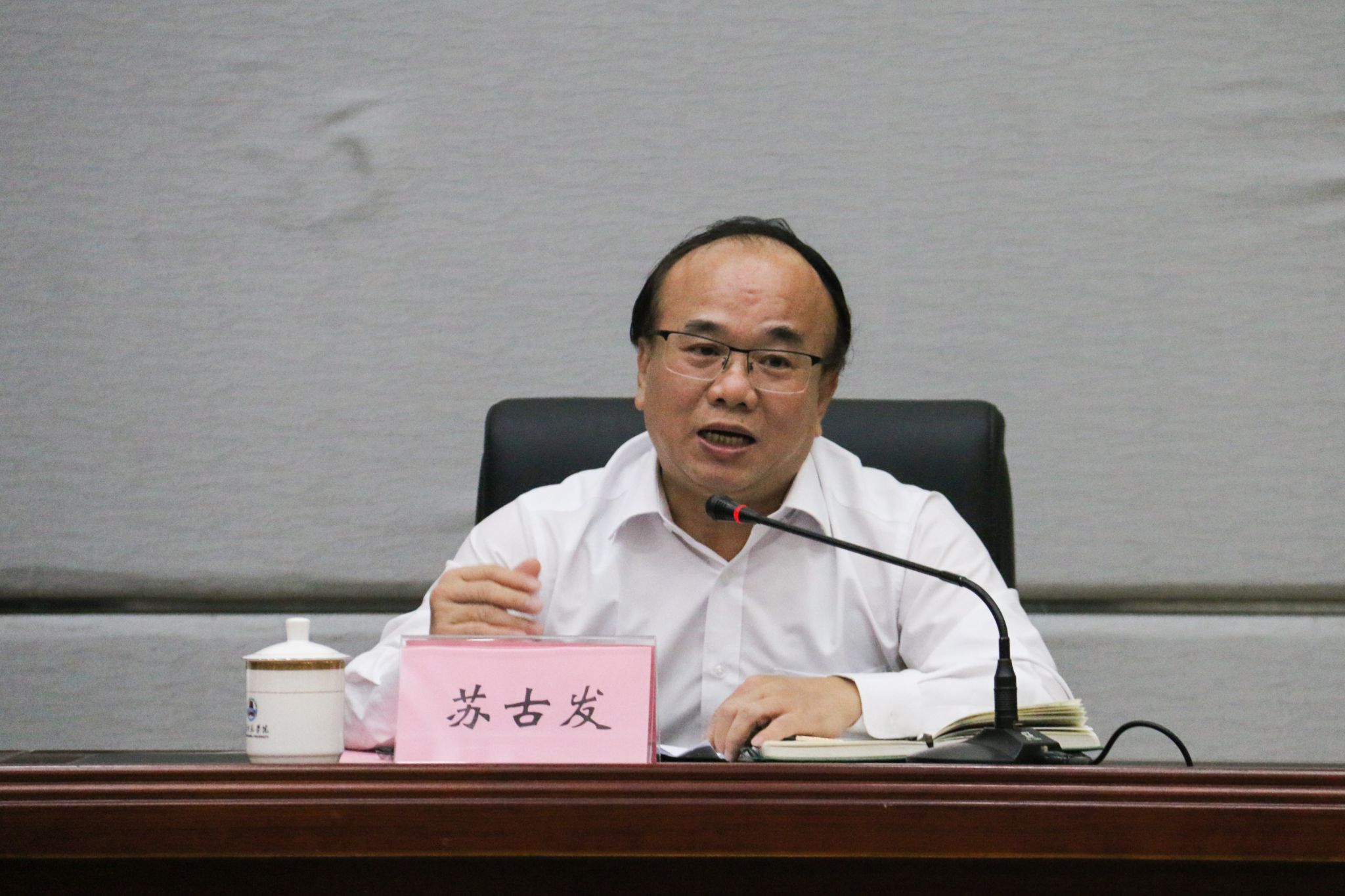 柯昕彤摄-苏校长特写.jpg 柯昕彤摄-苏校长特写.jpg