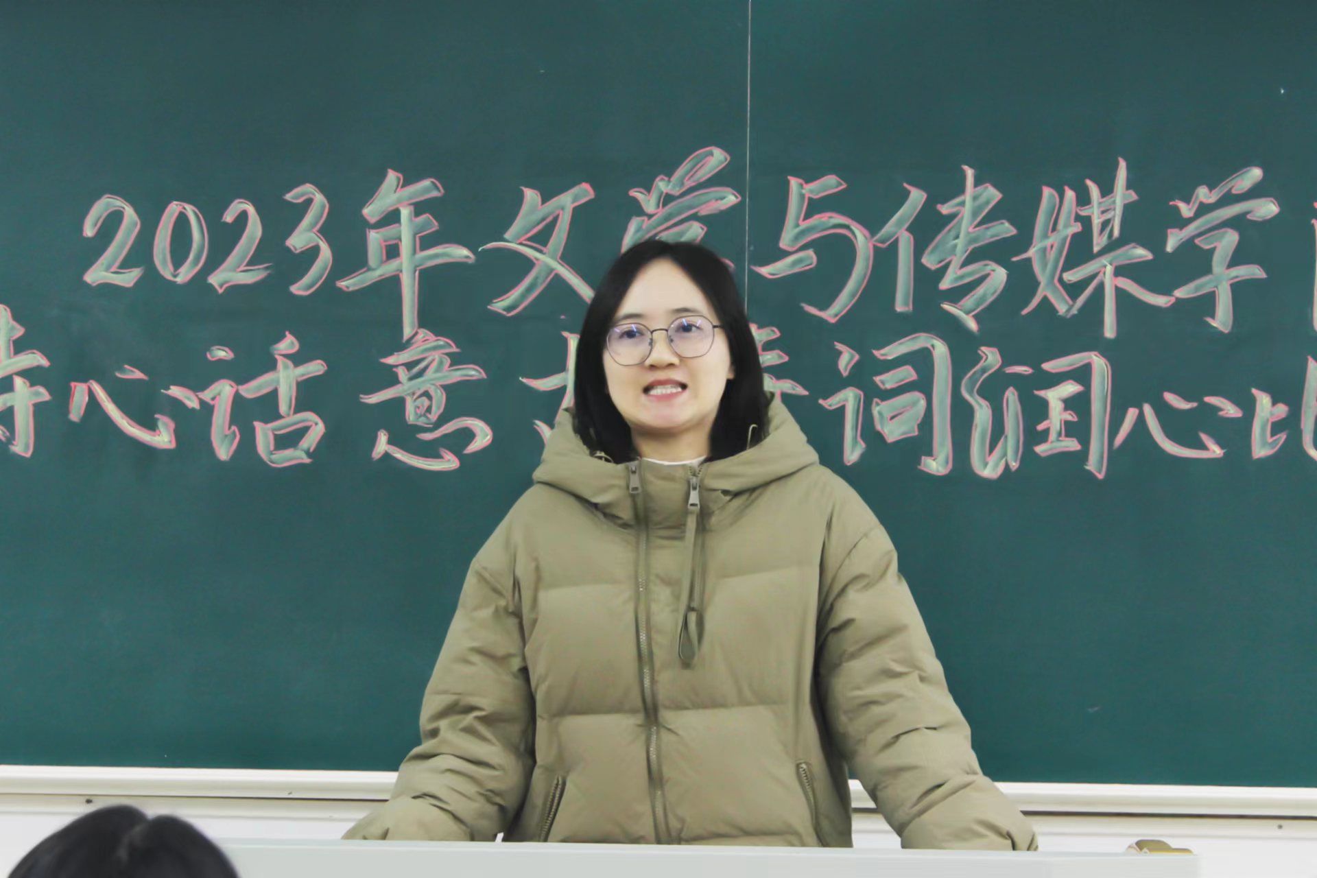 林苏红老师点评比赛 袁菲菲摄.jpg 林苏红老师点评比赛 袁菲菲摄.jpg