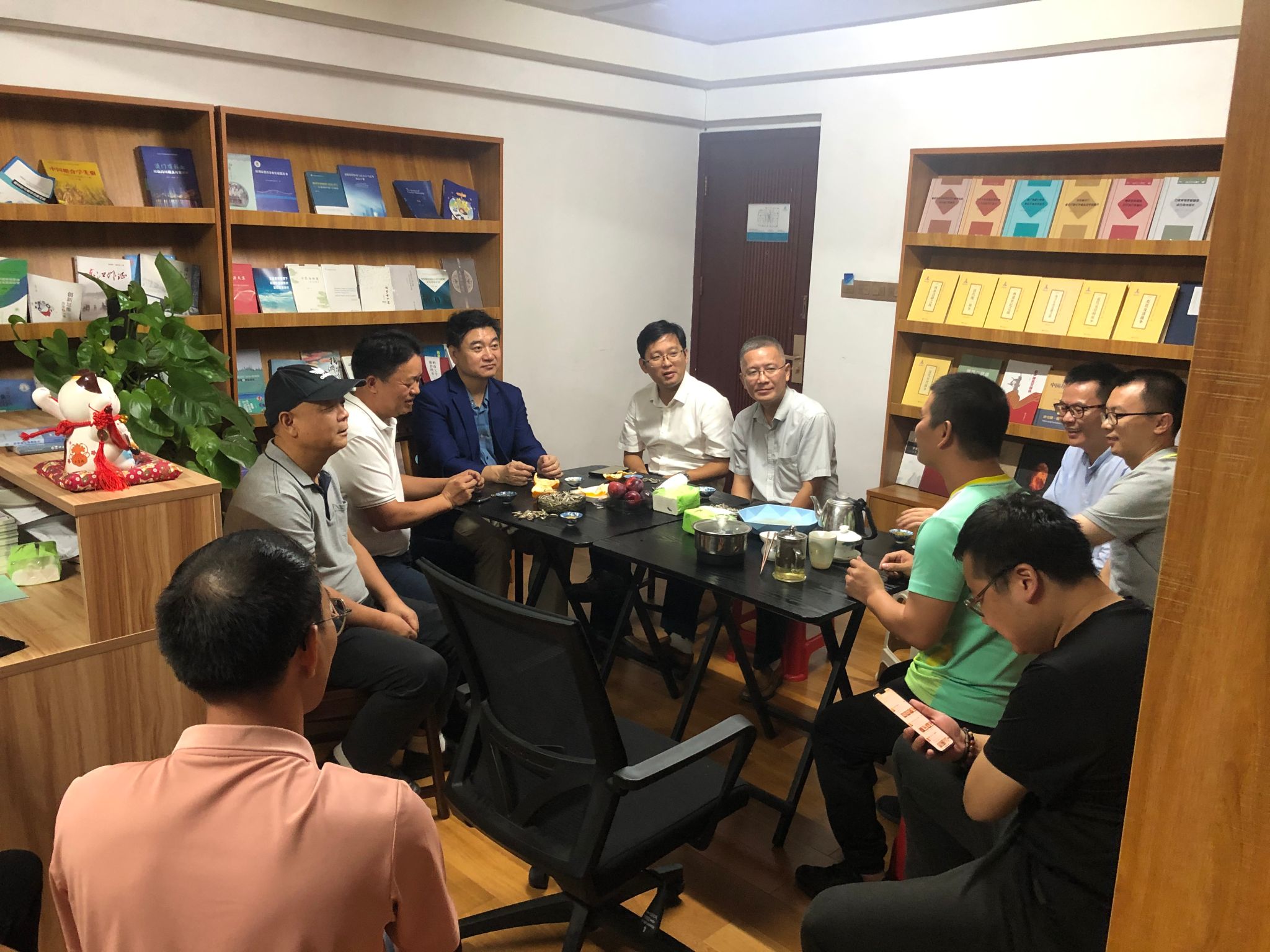 与广州部分校友座谈.jpg 与广州部分校友座谈.jpg