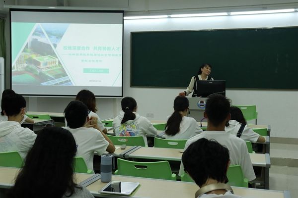 讲座现场（欧苑铃摄）.jpg