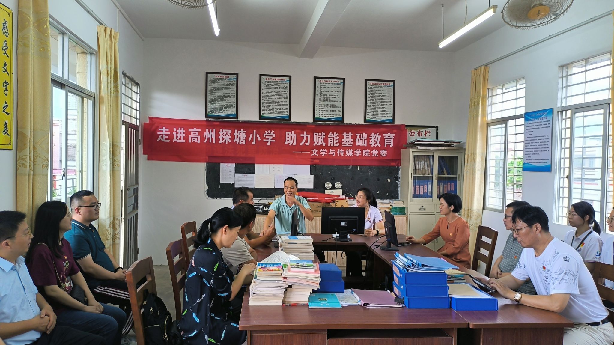 双方进行深入交流.jpg 双方进行深入交流.jpg