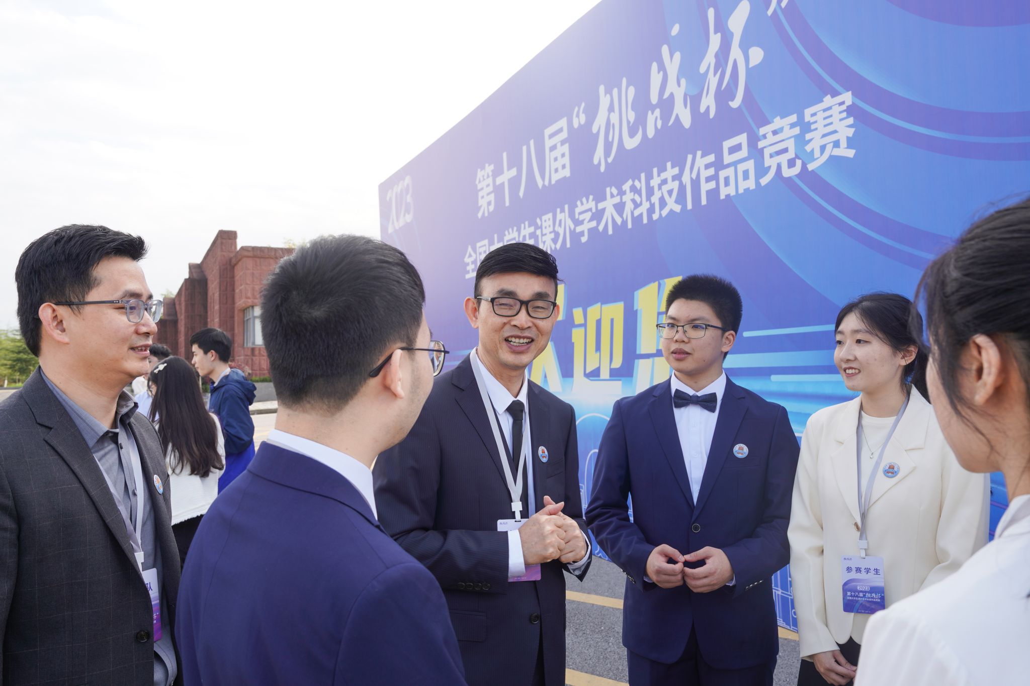 校党委副书记黄达海现场指导参赛团队.jpg 校党委副书记黄达海现场指导参赛团队.jpg