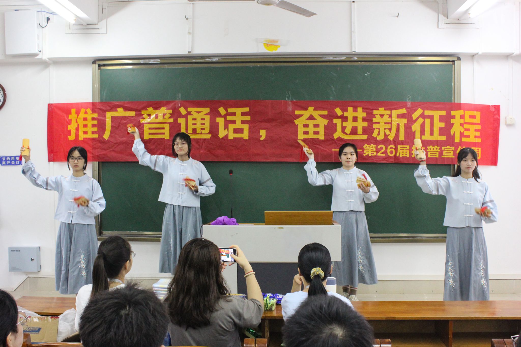 快板队表演(吴茂靖 摄).jpg 快板队表演(吴茂靖 摄).jpg