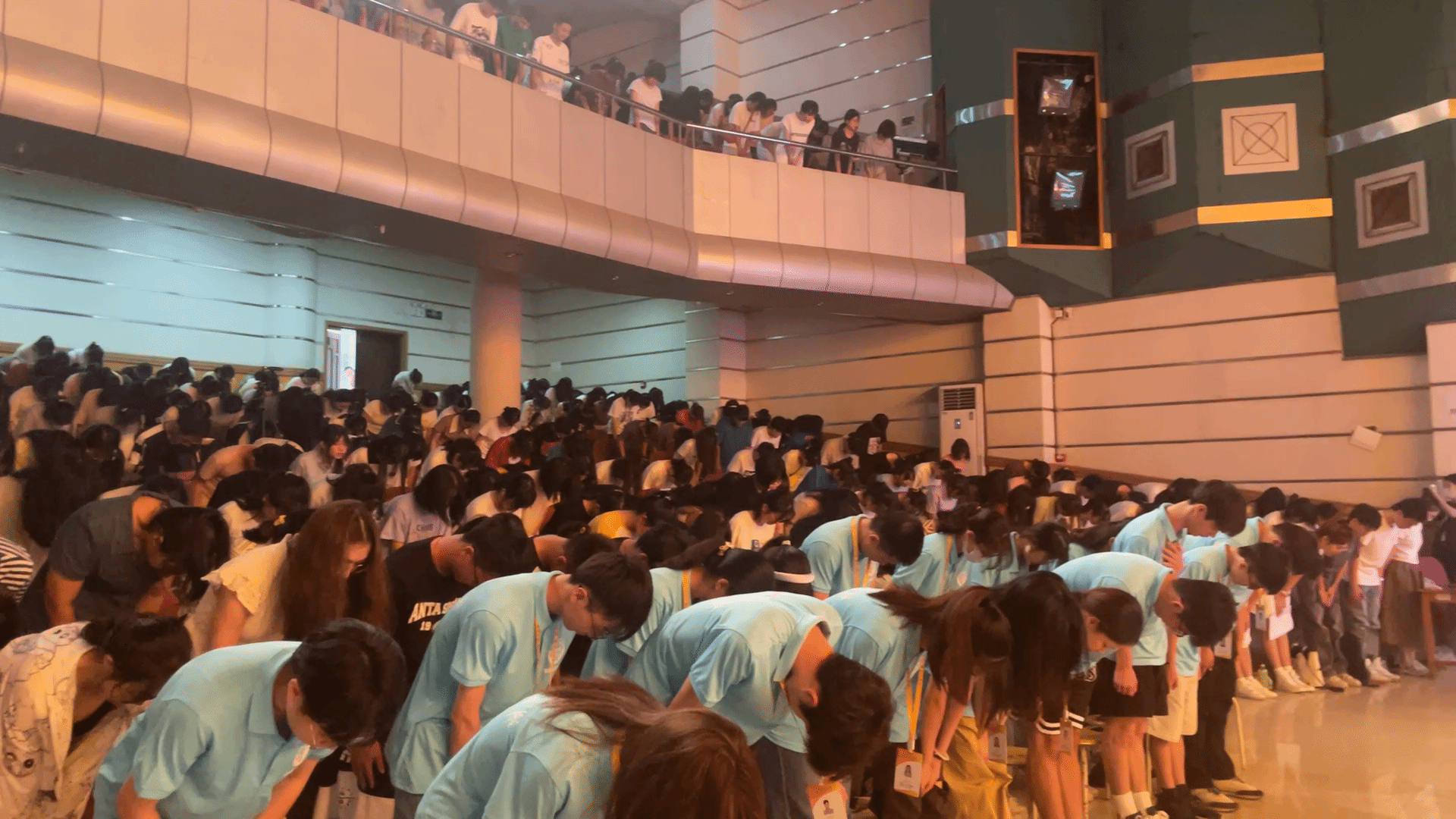 新生们行拜师礼(杨青锦 袁方 摄).png 新生们行拜师礼(杨青锦 袁方 摄).png