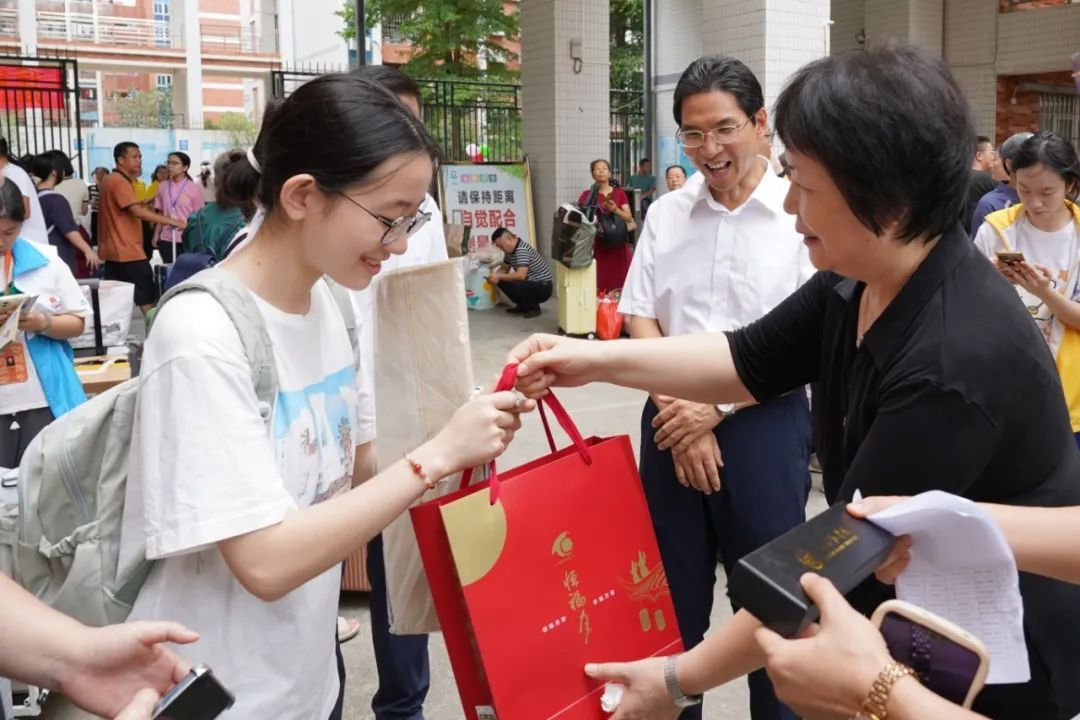 3党委书记兰艳泽慰问新生-詹贤钊摄.jpg