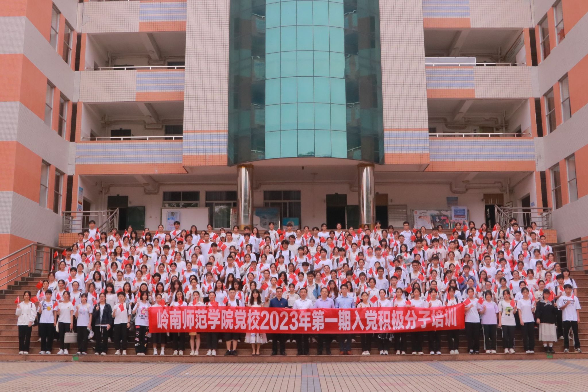 与领导嘉宾大合照 (1).JPG