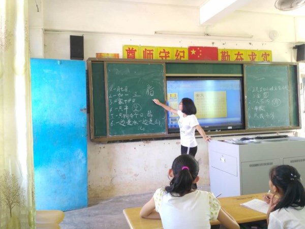 黄绮纳老师在台上授课
