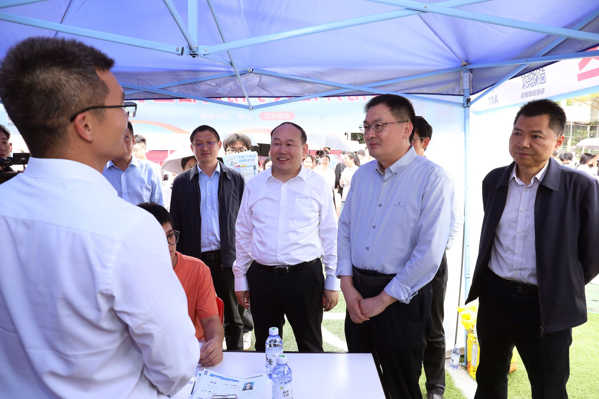 3 广东省教育厅副厅长程大欣与用人单位负责人深入交谈.jpg